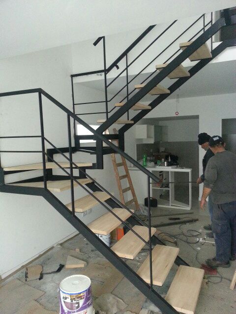 Instalación en obra de una escalera recta de hierro fabricada por Escafull