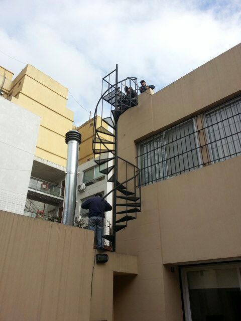 Equipo de Escafull instalando una escalera caracol en altura
