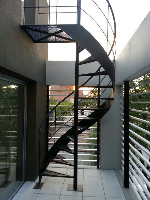 Escalera recta negra interior de dos tramos, diseño moderno