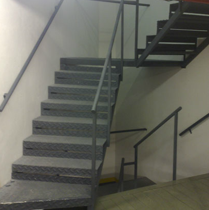 Escalera recta gris interior con peldaños antideslizantes