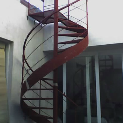 Escalera caracol color bordó exterior, estructura sin terminación final