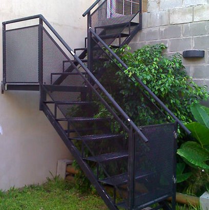 Escalera recta negra exterior de dos tramos con rejilla metálica