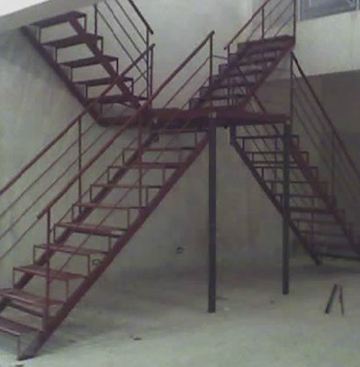 Escalera compensada doble de hierro fabricada por Escafull en taller