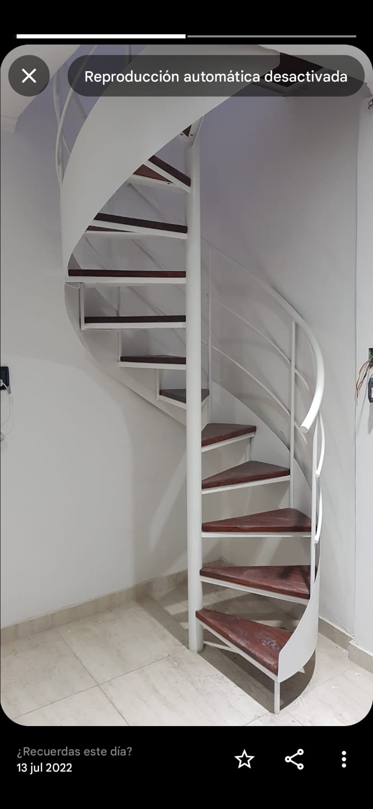 Escalera caracol blanca con peldaños de madera, instalación clásica