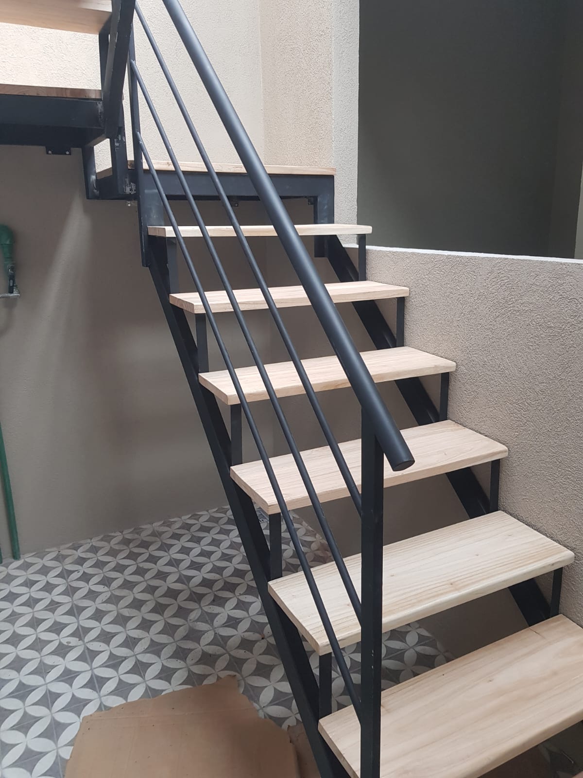 Escalera recta de hierro con peldaños de madera fabricada por Escafull
