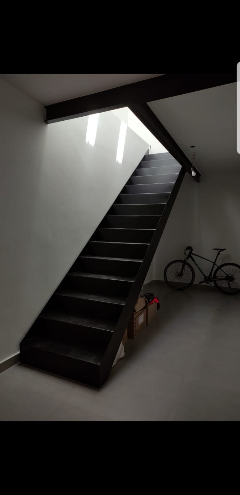 Escalera recta negra moderna en interior de estilo industrial